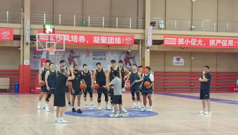 老年人如何安全地进行篮球接球训练?_2